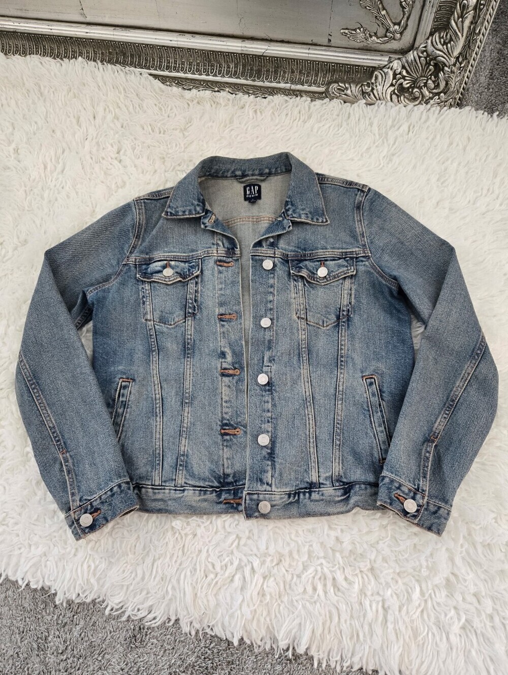 GAP Classic Denim Trucker Jacket. Size Medium.